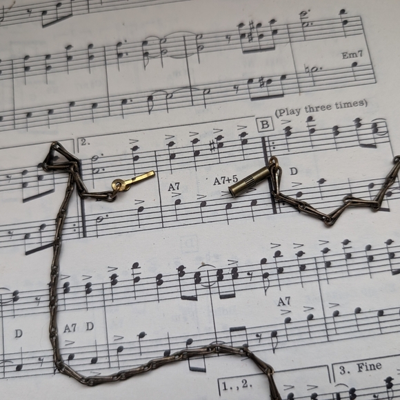 Vintage Inspired Art Nouveau Style Goldtone Locket Necklace - Picture 12 of 13